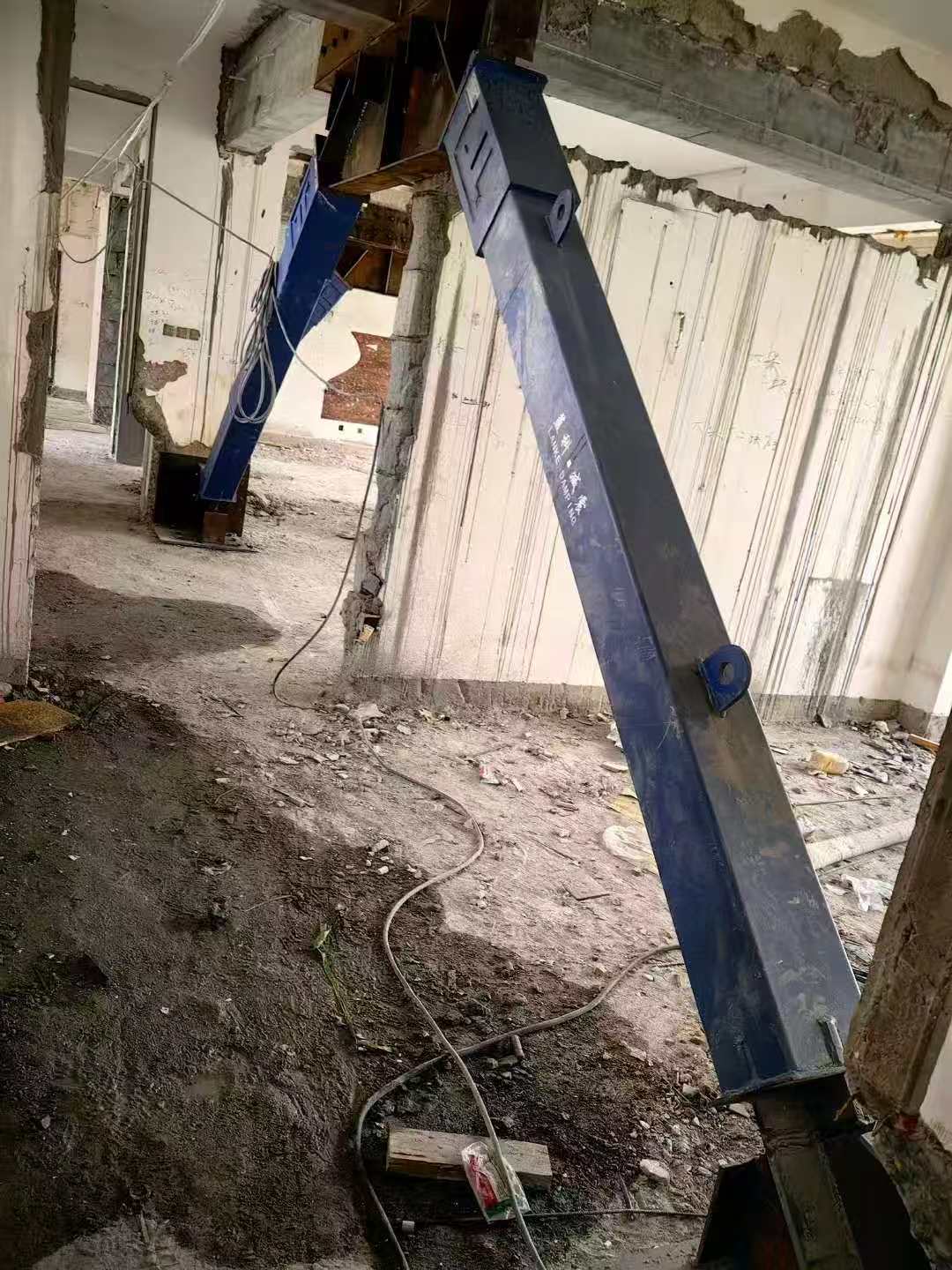鹤峰柱子粘钢加固施工工艺